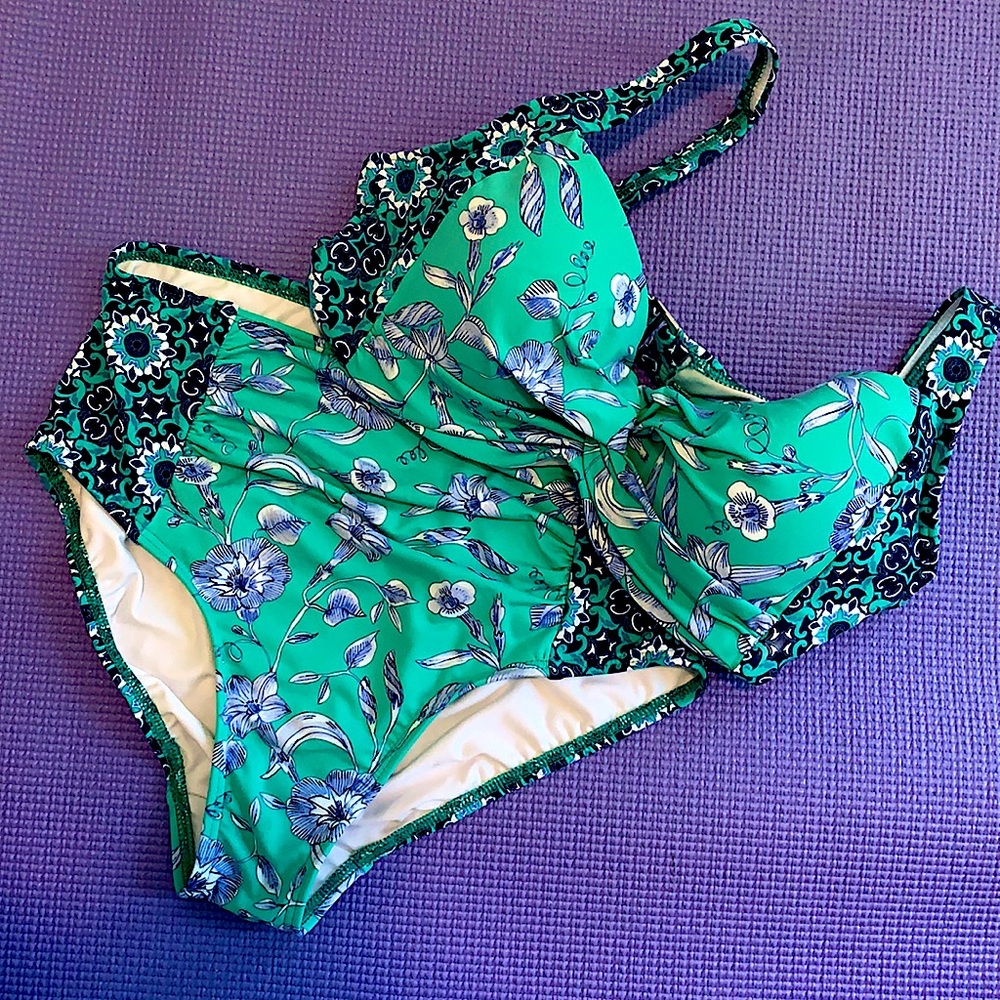 Lands’ End Bikini, Floral print, Size 6 (D Cup)